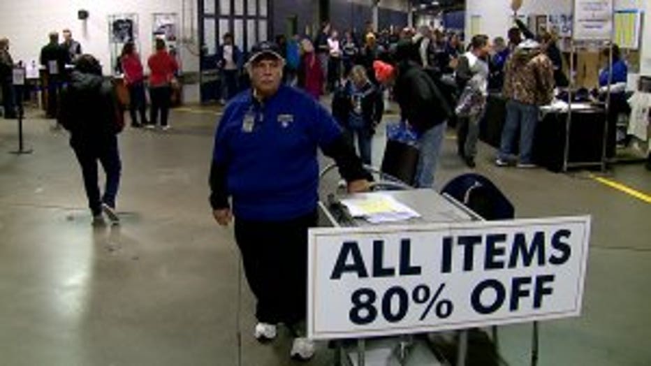 Win or lose we're big fans: Brewers Clubhouse sale draws hundreds