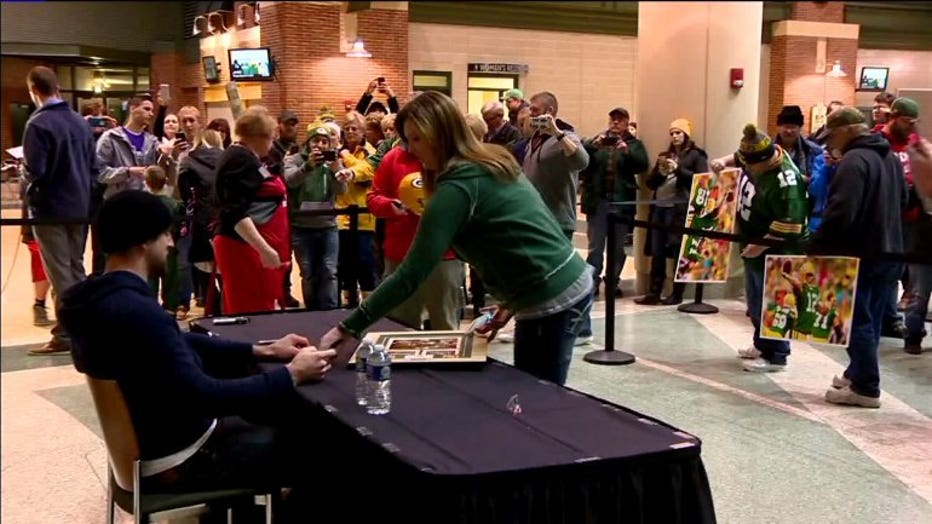 What a nice guy!' Aaron Rodgers buys pizza, matches donations during autograph  signing at Lambeau