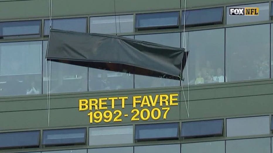 Brett Favre's name added to Ring of Honor at Lambeau Field