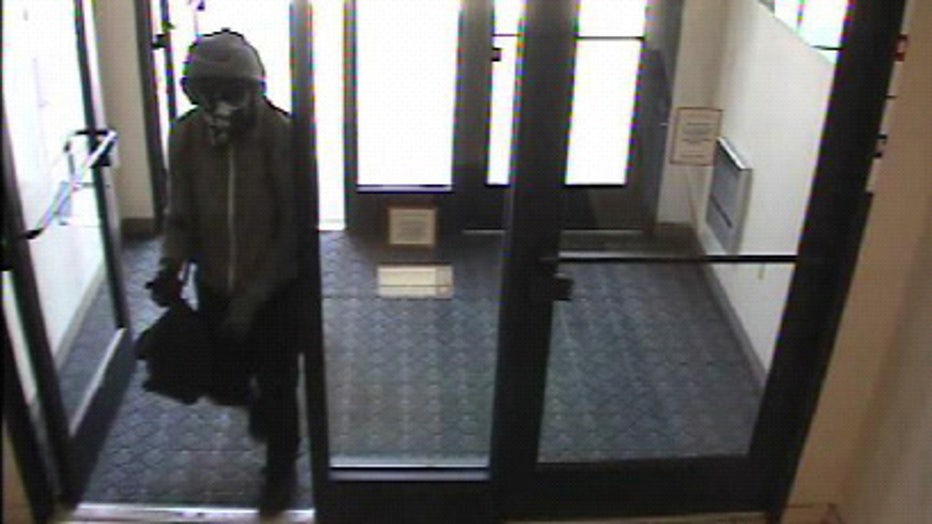 Male suspect in Pewaukee bank robbery