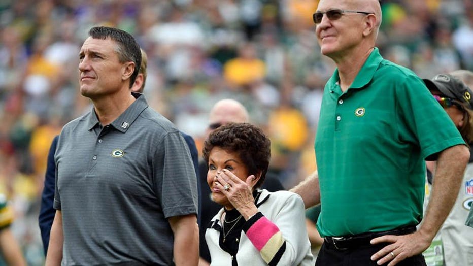Bart Starr halftime ceremony at Lambeau Field (Getty Images)