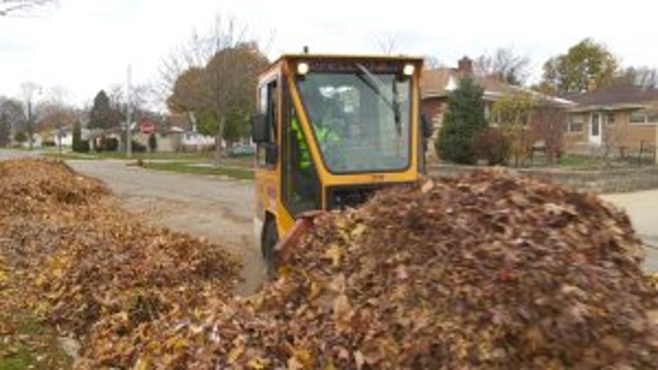 One last sweep: DPW pushes back deadline on leaf collection in Milwaukee