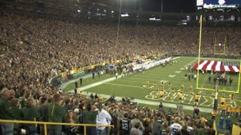 Packers and Bears stand, link arms before NFL game