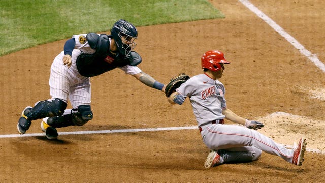 DeSclafani, Suarez pace Reds past Brewers, 4-1 at Miller Park