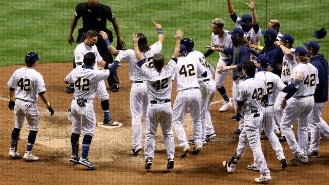 Sogard bails out Hader, lifts Brewers with walkoff HR