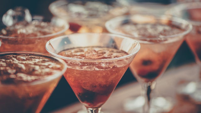 Bipartisan lawmakers introduce bill to roll back '3-martini lunch' tax break
