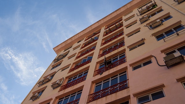 Real estate listing showing bed in odd and dangerous location shocks social media users