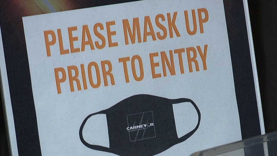 Mask required for entry sign at Carnevor in Milwaukee