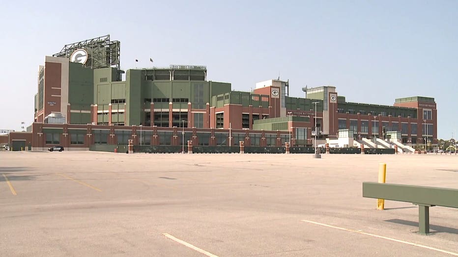 Packers fans fill the Lambeau parking lot with Green, Gold and