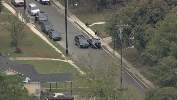 Suspect manages to elude police after slow-speed chase in South Dallas