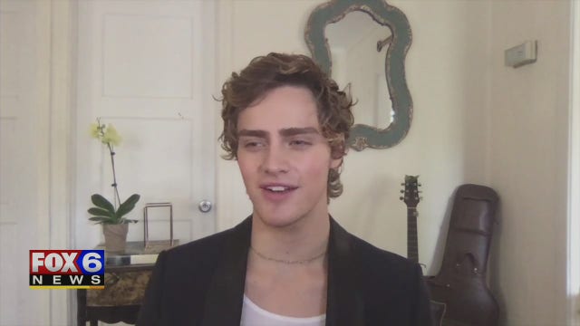 Gino talks with the stars of the new film 'Clouds'