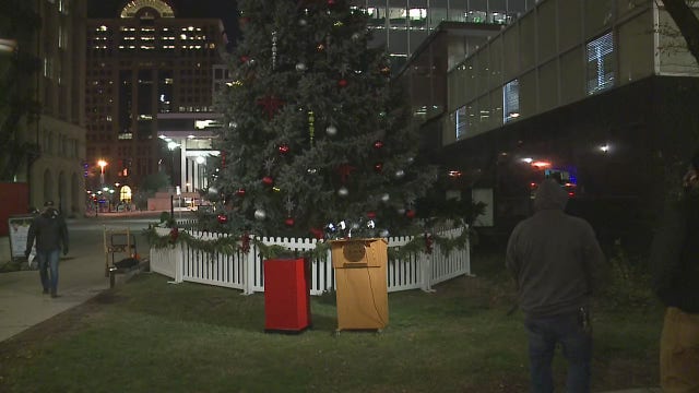 Milwaukee rings in holiday season with Christmas tree lighting