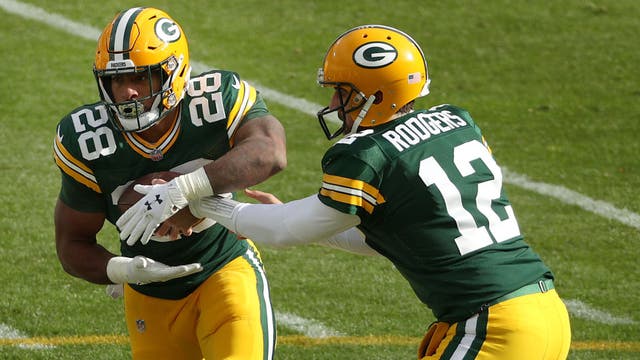 Packers' AJ Dillon meets with TikTokers for holiday surprise