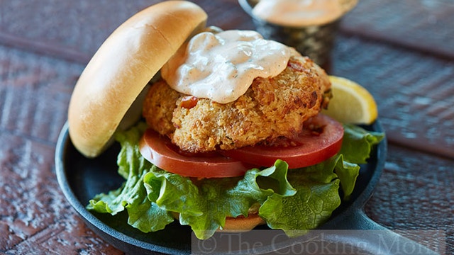 See how to prepare salmon burgers with Cajun tartar sauce