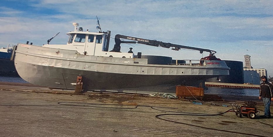 Milwaukee port workboat Harbor Seagull takes on water, sinks
