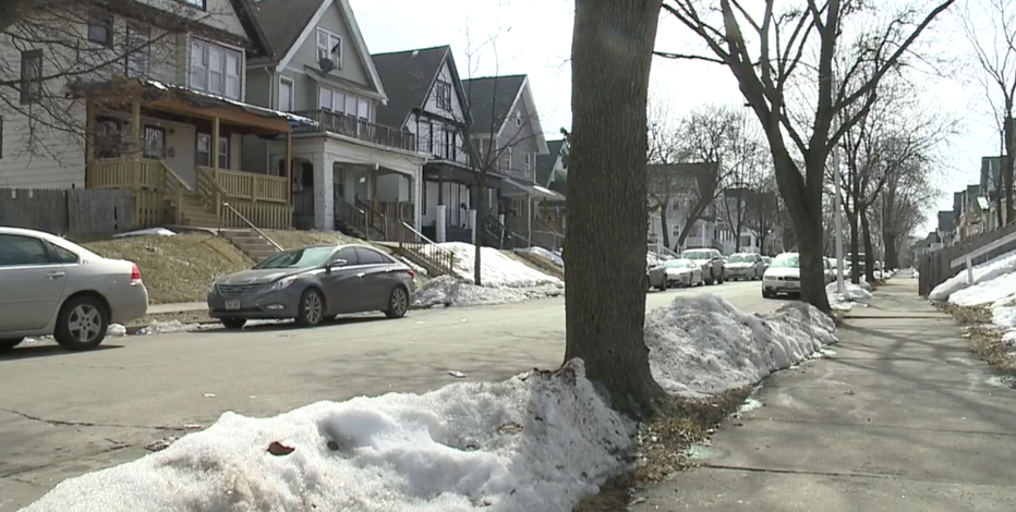Police: 19-year-old shot in robbery near 41st and Garfield
