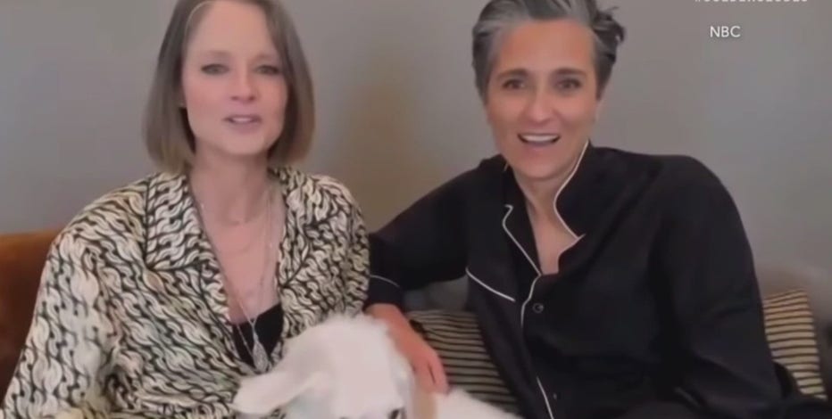 Jodie Foster fulfills promise to thank Packers QB at Globes