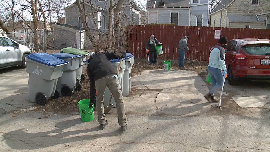 Milwaukee neighbors clean up trash in Riverwest