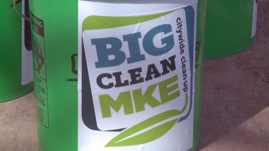 Milwaukee neighbors clean up trash in Riverwest