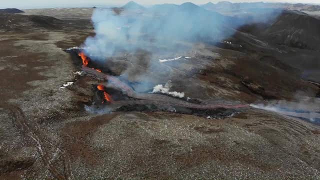 Hikers scramble as new fissure opens up at Icelandic volcano