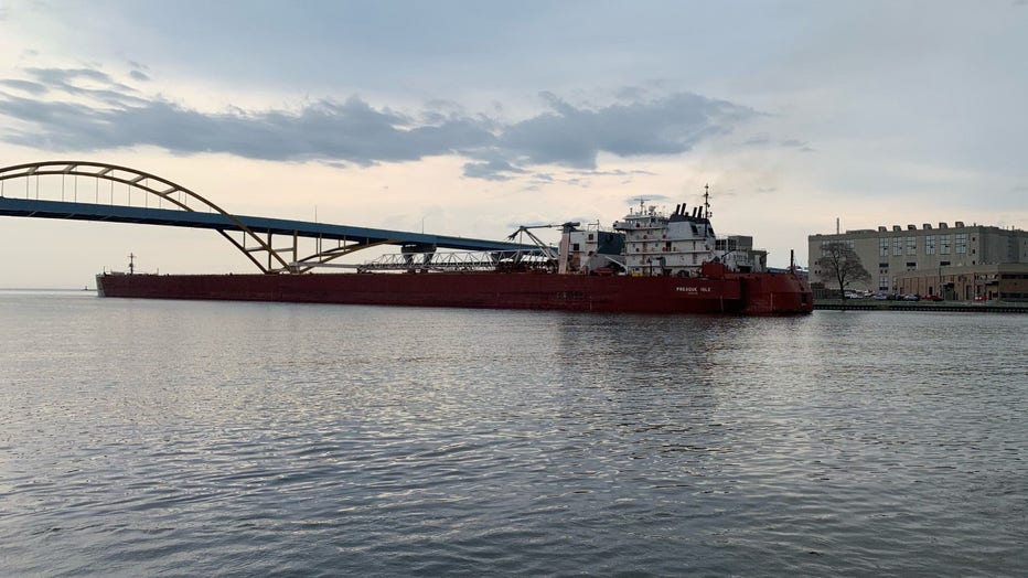 Presque Isle steams into Port Milwaukee