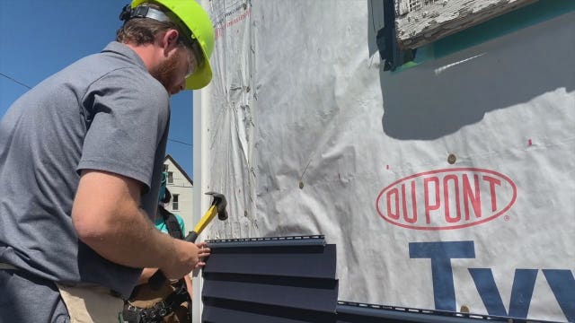 Brewers' Woodruff builds with Habitat for Humanity