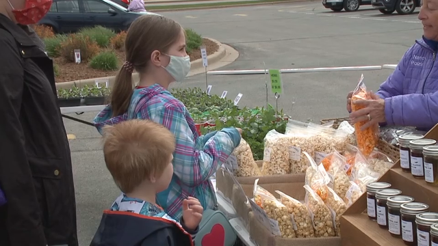Brookfield Farmers Market shoppers return: 'Come and enjoy'