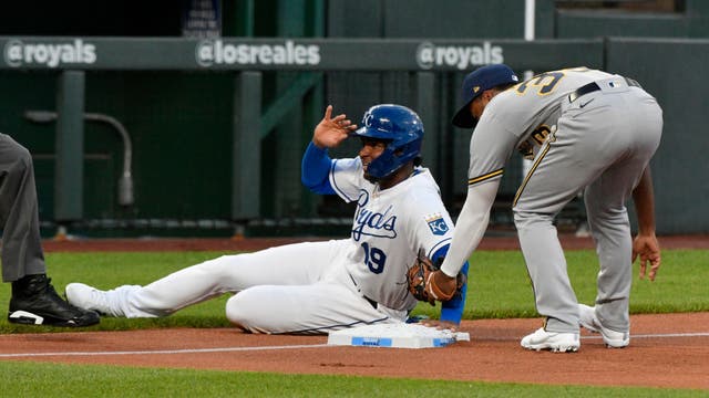 Benintendi's single in 8th sends KC to 2-0 win over Brewers