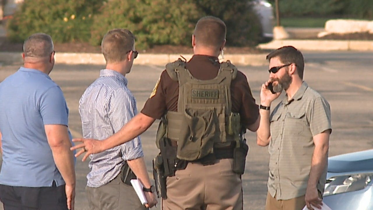 Oconomowoc manhunt after Waukesha State Bank robbery