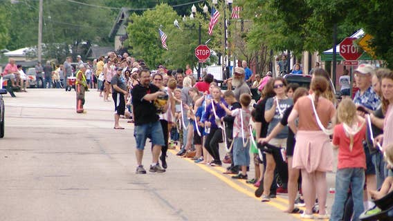 World's longest string cheese, Wisconsin dairy breaks own record