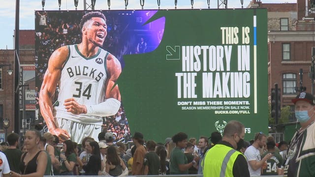 Bucks Game 3 draws Deer District crowds