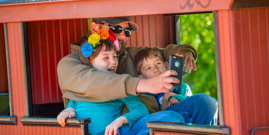 Dads receive free admission at Milwaukee County Zoo on Fathers' Day