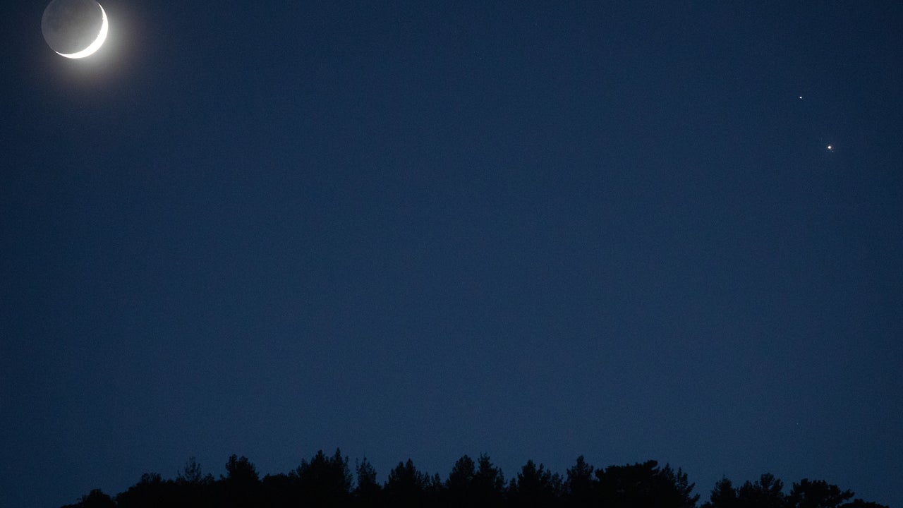 Moon aligns with Saturn and Jupiter in weekend celestial show Moon aligns with Saturn and Jupiter in weekend celestial show