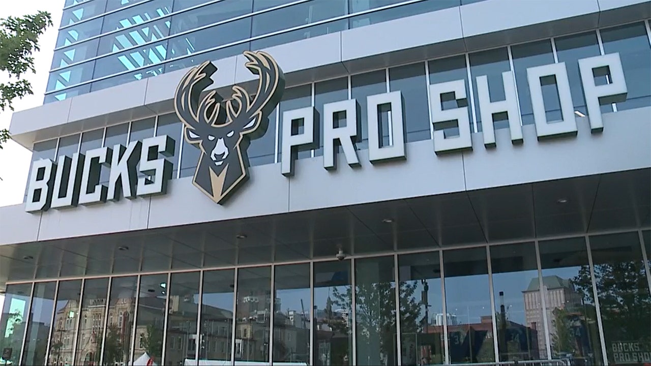 bucks pro shop fiserv forum hours