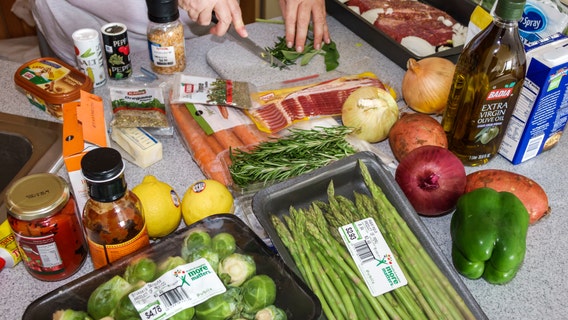 Millennials more adventurous in kitchen, least likely to safely handle food