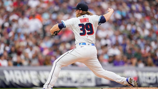 Reds heat up, chipping away at Brewers' lead in NL Central