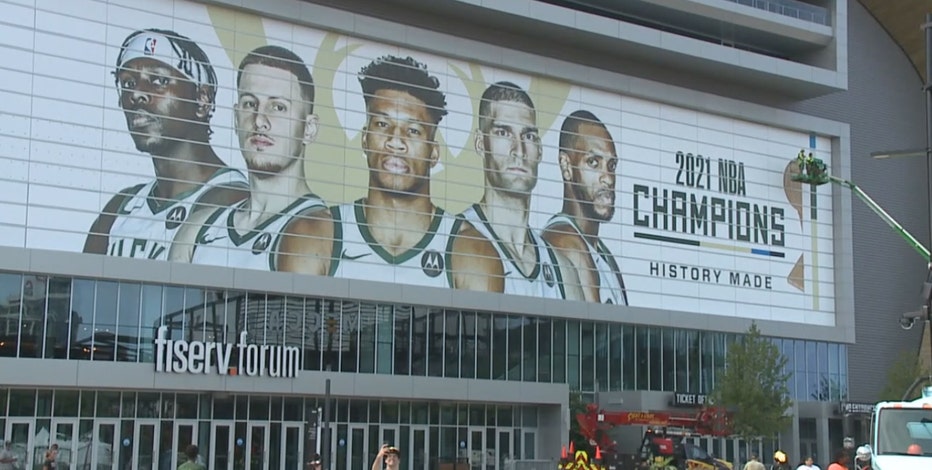 Milwaukee Bucks radio play-by-play broadcaster Ted Davis retires
