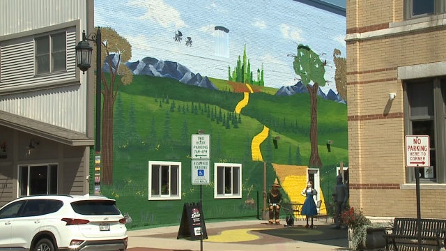 Oconomowoc 'Wizard of Oz' mural; work of father-daughter artists