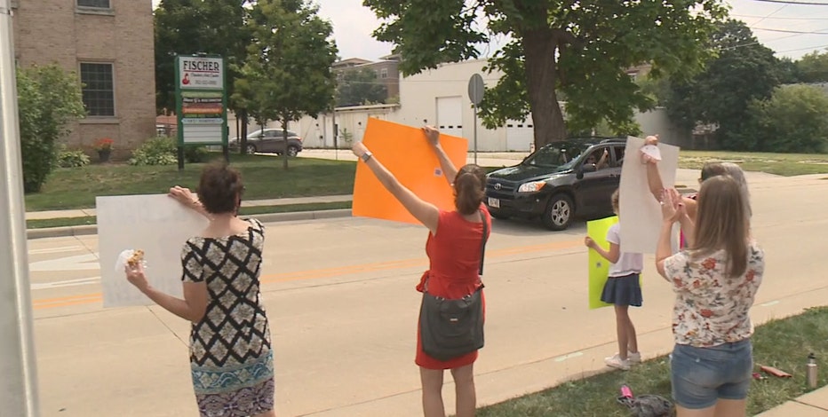Waukesha schools free lunch, protest support program