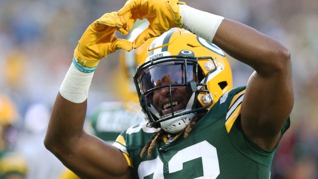 Aaron Jones says Packers' trainer found pendant containing father's ashes: 'Forever grateful'