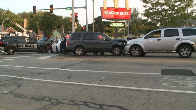 Milwaukee police officers hurt in crash near Teutonia and Villard
