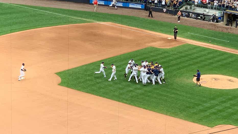 Brewers clinch NL Central, send Mets to losing season