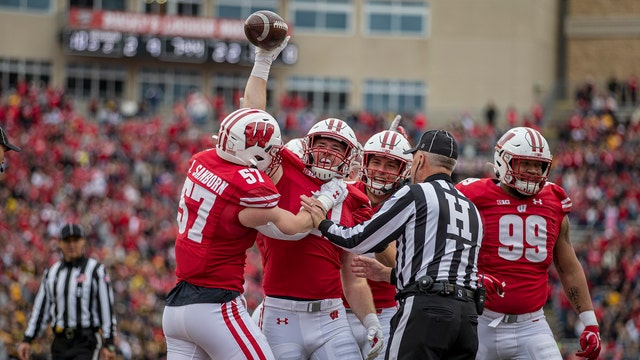 Badgers upset Iowa, Heartland Trophy returns to Wisconsin