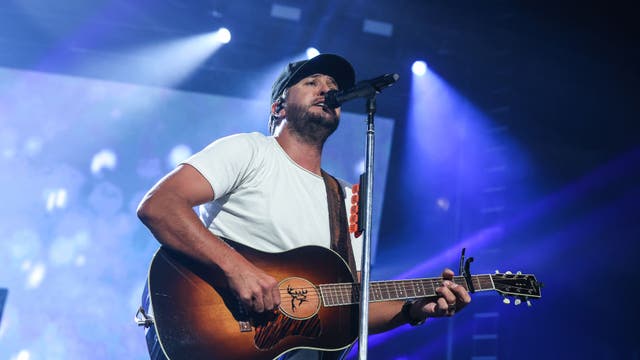 Country singer Luke Bryan helps change woman’s tire  in Tennessee