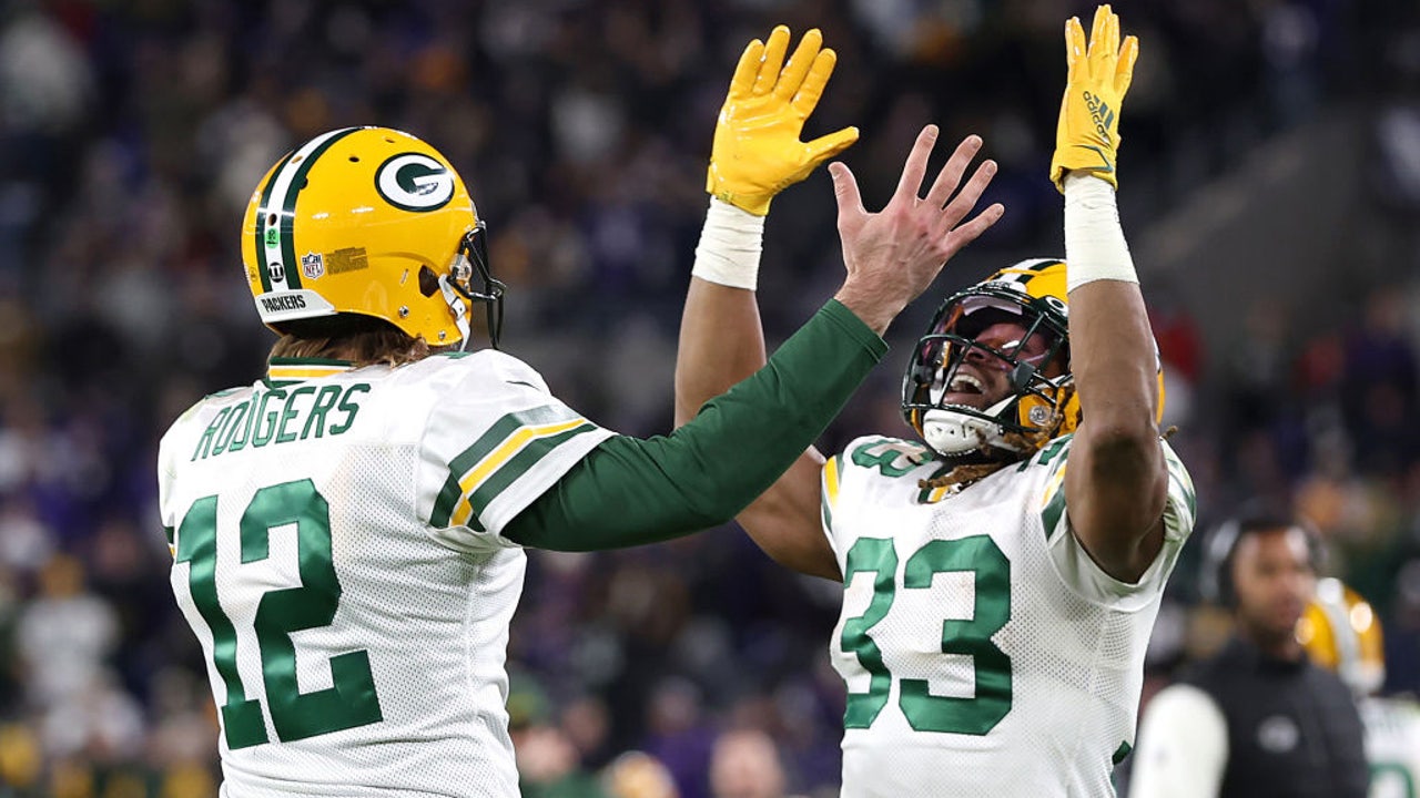 Green Bay Packers quarterback Brett Favre hands off to running back News  Photo - Getty Images