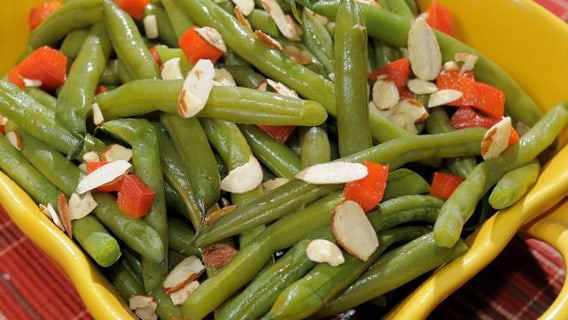 Green beans with red pepper and almonds: recipe
