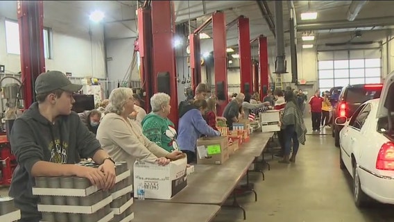 Beaver Dam Elks Lodge delivers Christmas Eve food baskets