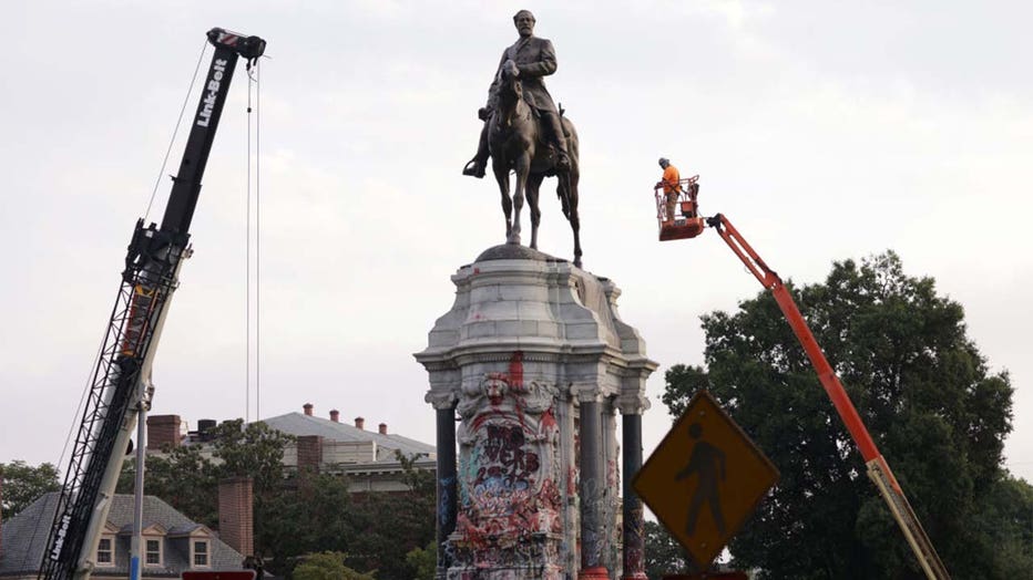 5bf46493-Robert E Lee statue