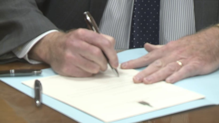 Tom Barrett signs his letter of resignation as Milwaukee mayor
