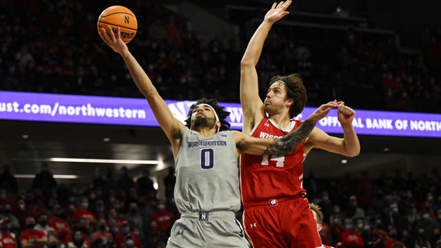 No. 8 Wisconsin holds off Northwestern, Davis scores 27